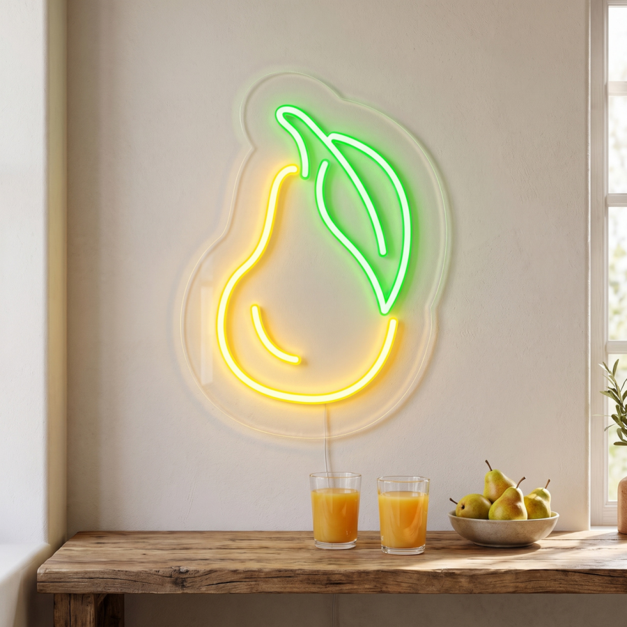 Un letrero de neón con la forma de una pera brilla en la pared, sobre una mesa de madera en la que hay dos vasos de zumo de naranja y un cuenco de peras, junto a una ventana por la que entra la luz del sol.