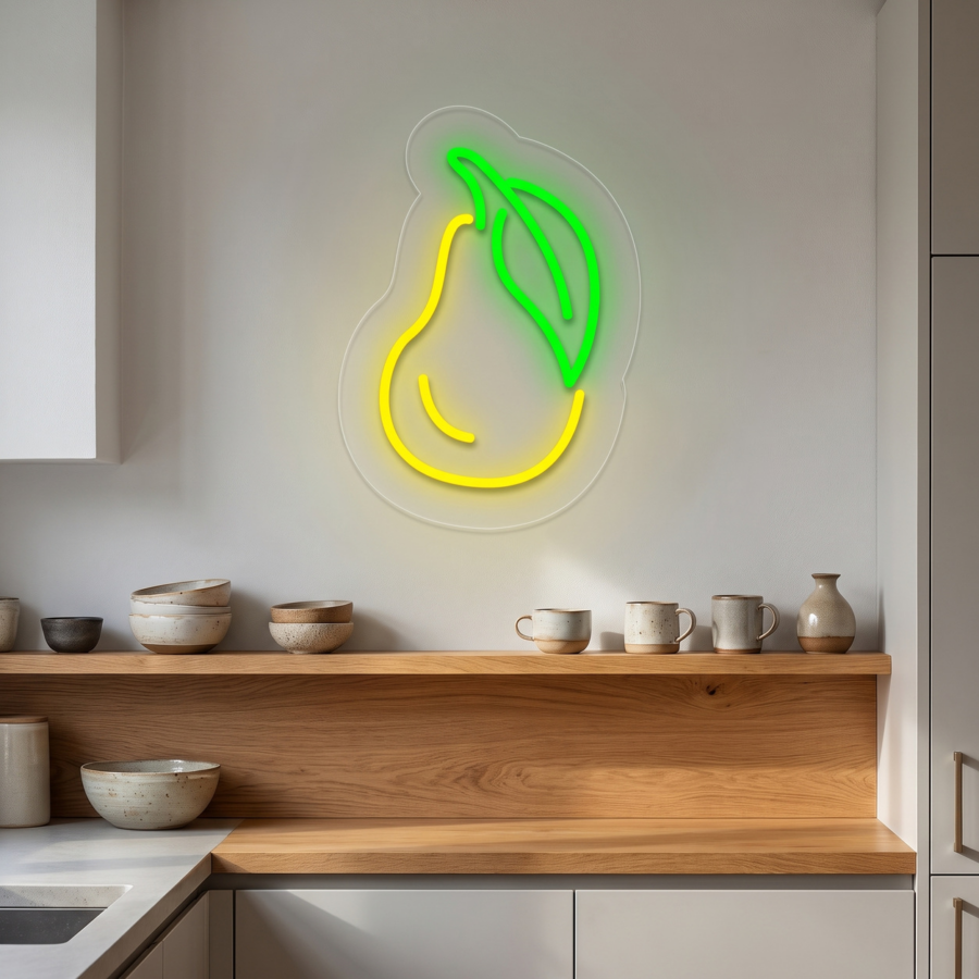Una cocina con cuencos y jarrones de cerámica colocados en estanterías de madera, en la que destaca un letrero luminoso de neón con forma de pera colgado en la pared.