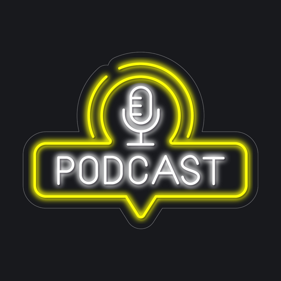 Letrero de neón con la imagen de un micrófono sobre la palabra «PODCAST», en amarillo brillante y blanco sobre fondo negro.