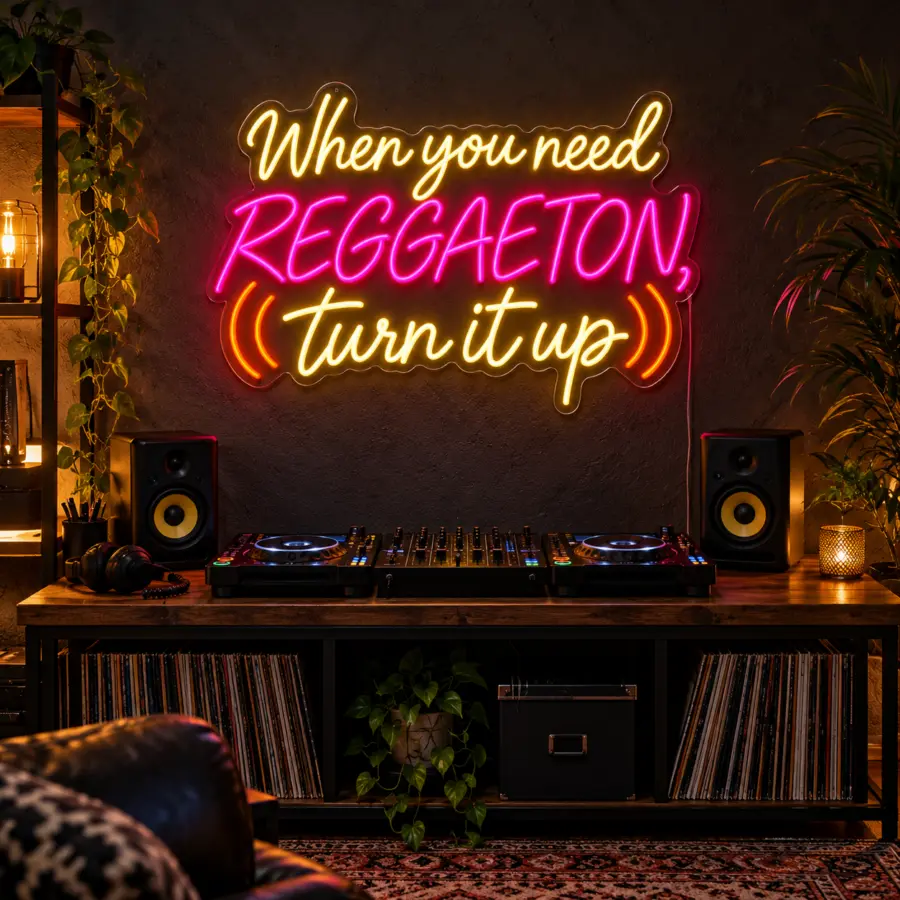 Montaje ambiental del letrero LED neón «When you need reggaeton, turn it up» en un rincón DJ doméstico con pared de estuco gris antracita y consola de mezclas