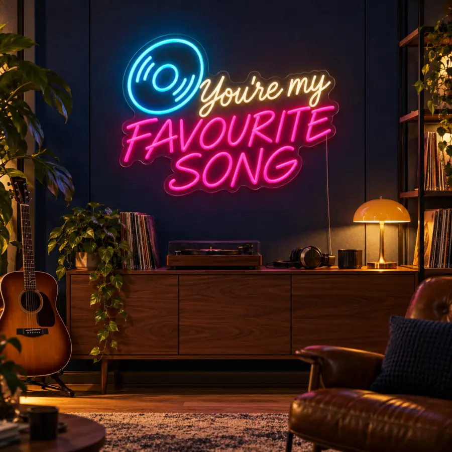 Montaje del cartel «You’re my favourite song» en combinación Blanco cálido / Rosa magenta / Azul hielo en una sala de música con pared azul, guitarra, consola y tocadiscos — visualización de ambiente