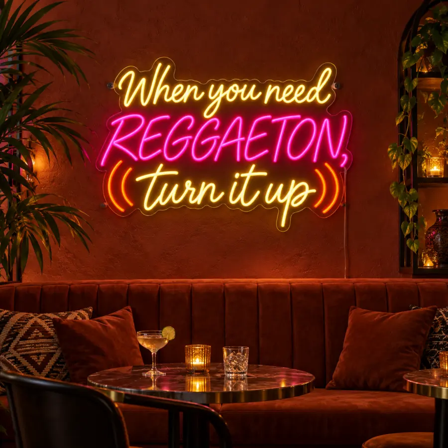 Montaje ambiental del letrero LED neón «When you need reggaeton, turn it up» en un lounge de música latina con pared de terracota oscura y banqueta