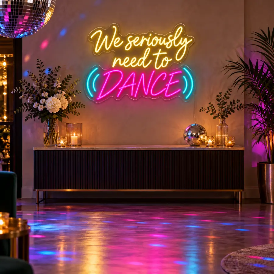 Montaje del letrero LED neón «We seriously need to dance» en una sala de celebraciones privada con consola de eventos, jarrones de cristal y luz de ambiente