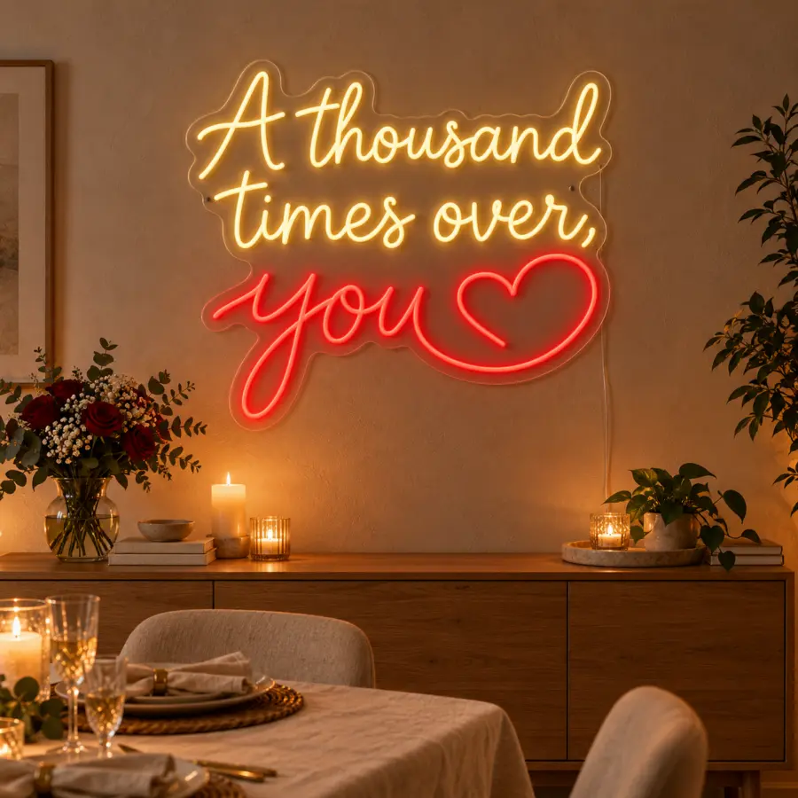 Montaje del rótulo LED neón «A thousand times over, you» sobre aparador de roble con pequeño ramo y velas, en cena de aniversario
