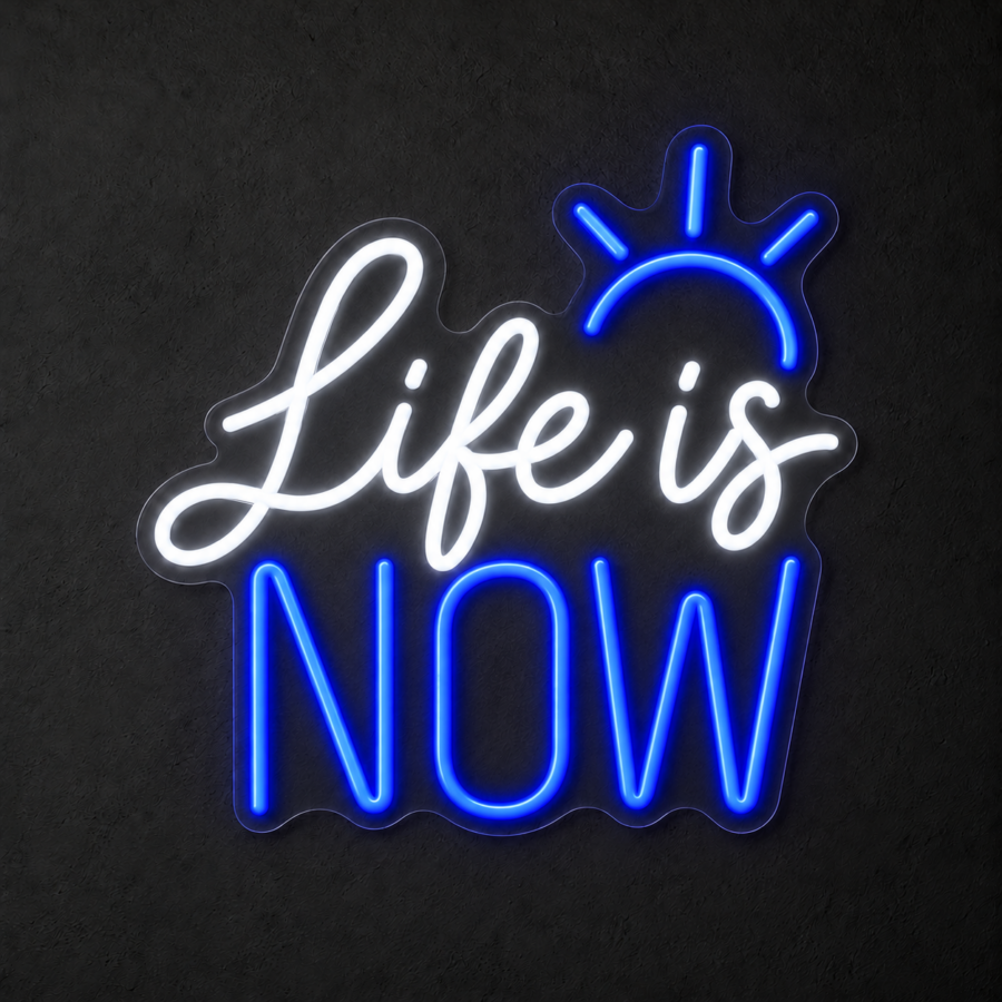 Visualización del neón LED «Life is now» en Blanco frío / Azul eléctrico sobre pared neutra