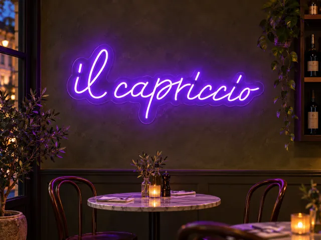 ilcapriccio en letras de neón violeta en un restaurante