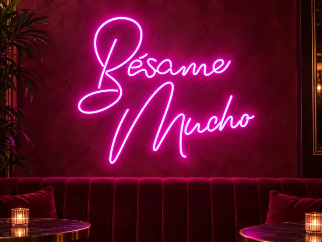 Bésame mucho en letras de neón rosa en dos líneas