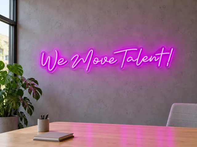 We Move Talent! en neón rosa en una oficina