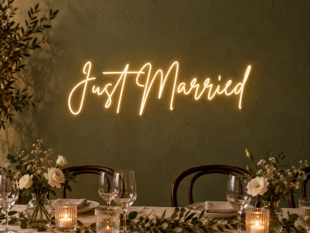 Just Married en neón cálido con tipografía Brittany